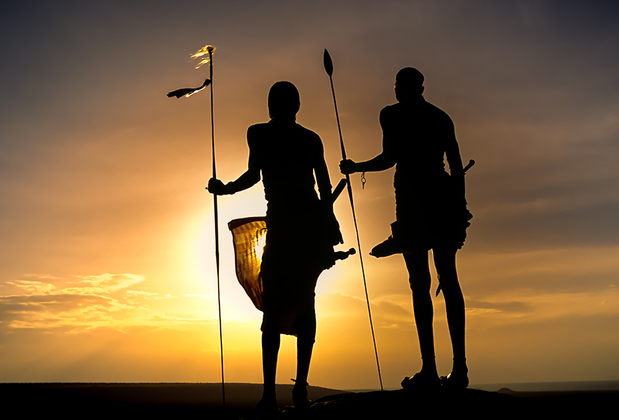 Dos guerreros Samburu siluetas contra el atardecer, Kenia